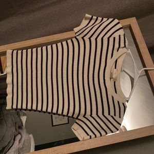 Very stretchy but tight fitting cropped shirt